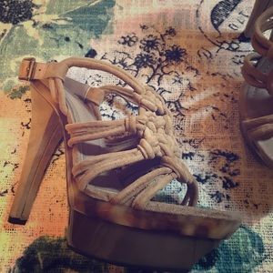 Suede tan sandals with platform.